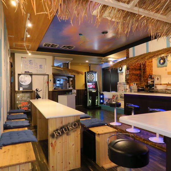 【気軽に非日常♪海の家風のゆるっと空間】 店内はまるで南国リゾート！ヤシ風の飾りや夕焼けアートが広がってて、気取らずくつろげる雰囲気。遊び心ある仕掛けもいろいろあって、飲み会や誕生日会にもぴったり。ふらっと来ても、仲間と来ても、なんだか楽しくなっちゃう空間です♪