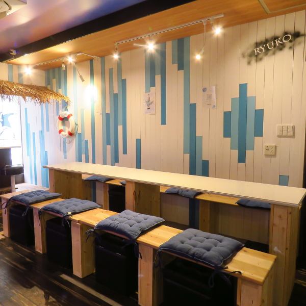 【グループ利用に最適◎連結可能なテーブル席完備】テーブル席は2卓あり、4～6名での利用にちょうどいいサイズ感。連結も可能なので、グループ利用やちょっとした宴会にも対応できます！料理を囲んでワイワイしたり、飲み放題で盛り上がったり、使い方は自由自在。貸切やレイアウトの相談も気軽にどうぞ♪