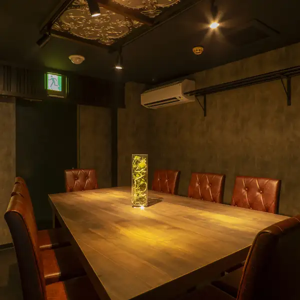 【最大10名の個室】宴会や雰囲気を楽しみたい方にはぴったりです。隠れ家的な雰囲気のお店。お仕事帰りにふらっと立ち寄りたくなる海鮮類や、お酒を飲みながら、落ち着いた時間をお過ごしください。おひとり様から団体様までご案内可能です。