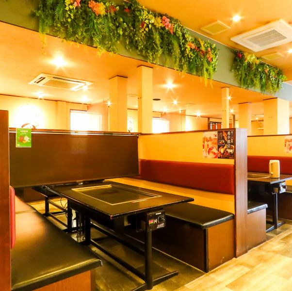 【テーブル席ご用意しております！】4名様、6名様用のソファー席でゆったりお食事を楽しめます！子供食器もご用意できますので、ご家族みなさまでどうぞ♪大人数も対応可能ですので、10名以上のご利用希望のお客様は一度お店までお問合せください☆