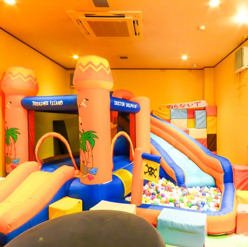 <p>【キッズスペースもご用意しております！】来ていただいたお子様にもぜひ楽しんで帰ってもらいたい、そんな思いからボールプールなど子供が楽しいキッズルームをご用意しております☆もちろんご利用無料です！お子様はキッズスペースで、大人はドリンクバーで食後に美味しいコーヒーを飲みながら、ぜひ当店お楽しみ下さい◎</p>