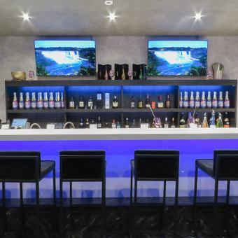 We have counter seats! Have a toast with the staff at the counter! It's a bar where you can chat casually! Even if you come alone, you're welcome.Enjoy the conversation and the drinks.All our staff are looking forward to seeing you.
