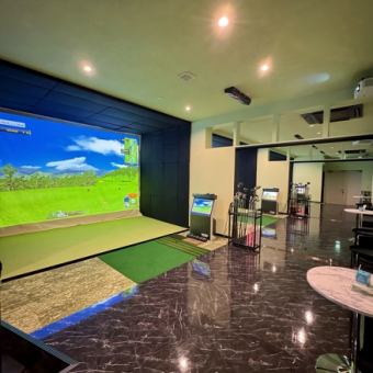 There are three golf simulators available.We have sofa seats available, and each simulation can be set up as a private room, so you can enjoy golf in a private space! You can play golf with friends while drinking!