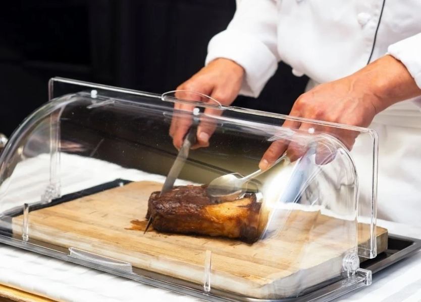 The staff will bring juicy chunks of meat to the table so that you can enjoy your meal safely and securely, and we will cut and serve as much as you like in front of you.We will guide you with a space between the seats, and each table is equipped with a splash prevention panel.