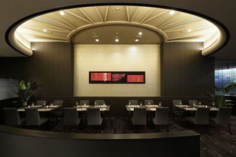 Table seats for 1 to 4 people.There are also semi-private room type seats that can be used for small group gatherings.
