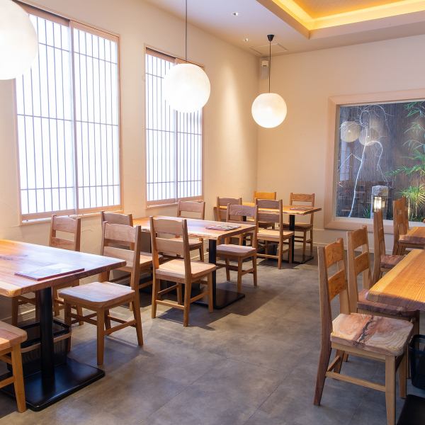 4名様テーブルを計8卓ご用意しており、そのうち2卓は連結してご利用いただける半個室仕様となっているほか、2名様テーブルも2卓完備しております。日常のお食事から大切な記念日やご会食まで幅広くご利用いただけます。