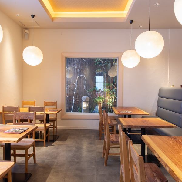 店舗の貸切も承っており、最少人数25名様から人数や予算に応じて幅広くご相談が可能でございます。広々とした空間を活かした団体でのパーティーや各種宴会をご検討の際は、まずはお気軽に店舗までご連絡ください◎