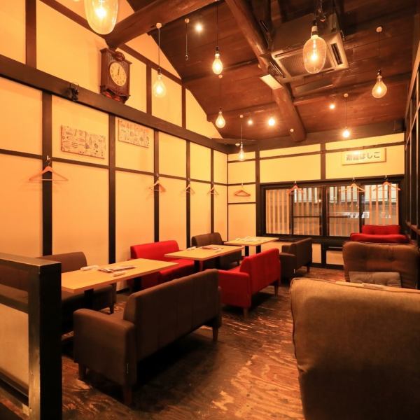 [For a date or a small group of girls] A stylish and fashionable space.There are counter seats on the 1st floor, which are convenient for a short cafe time or a date, and sofa seats on the 2nd floor for those who want to relax.It is also possible to reserve the floor.