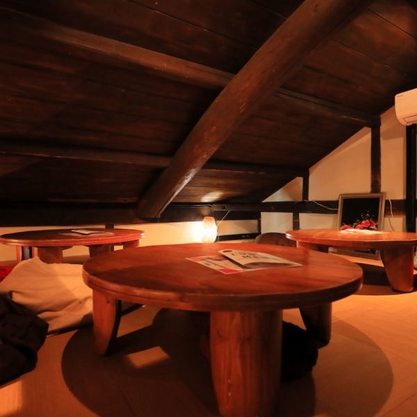 [Old house renovation bar♪] A 50-year-old old house has been renovated.The attic has a hideaway atmosphere and is popular among women.The seating feels like a hideaway, with vivid wooden round tables and comfortable cushions.The floor can be reserved for private use and can be used for banquets.