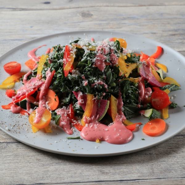 [Kale Salad] Kale salad, which is good for beauty and health, is delicious and cute with bright pink dressing!