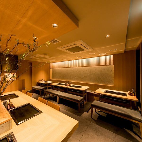 Towada stone from Aomori Prefecture is used for the walls, creating a "Japanese space" using wood and stone.The counter seats, which also feature an open kitchen, are designed so that even two people can enjoy their monjayaki at their own pace.The chairs are cushioned so that you can relax for long periods of time.