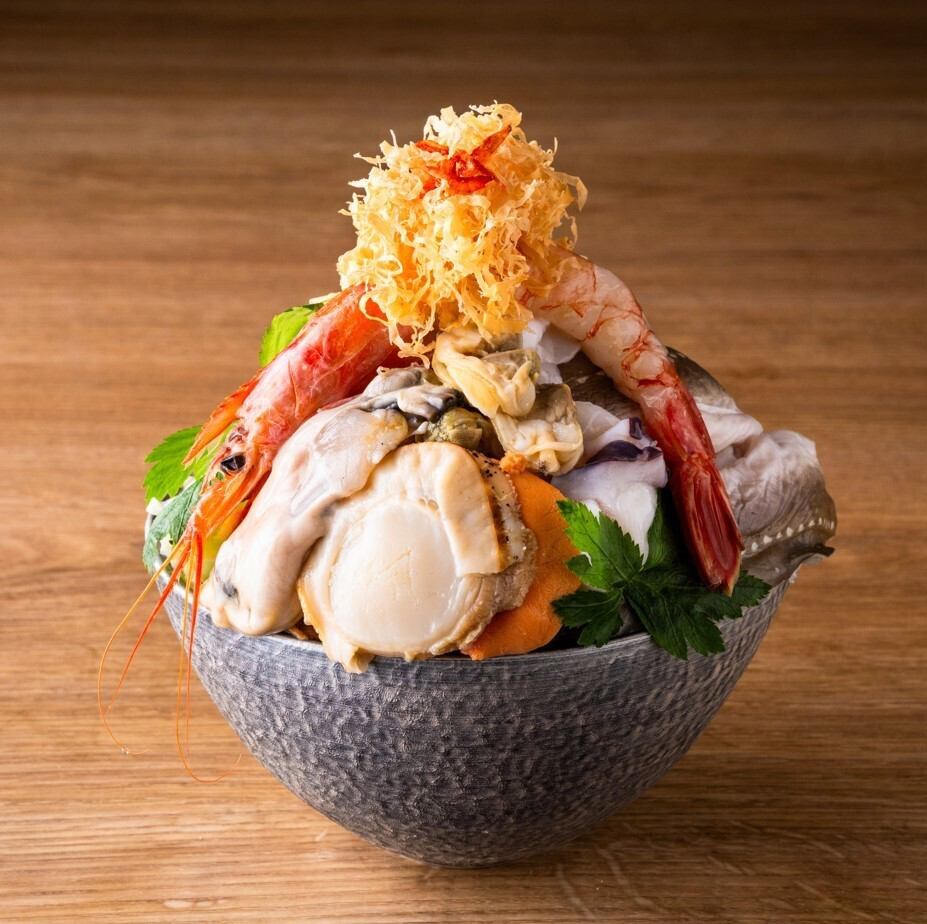 豊洲から直送した新鮮な海鮮を贅沢に使用したもんじゃ。