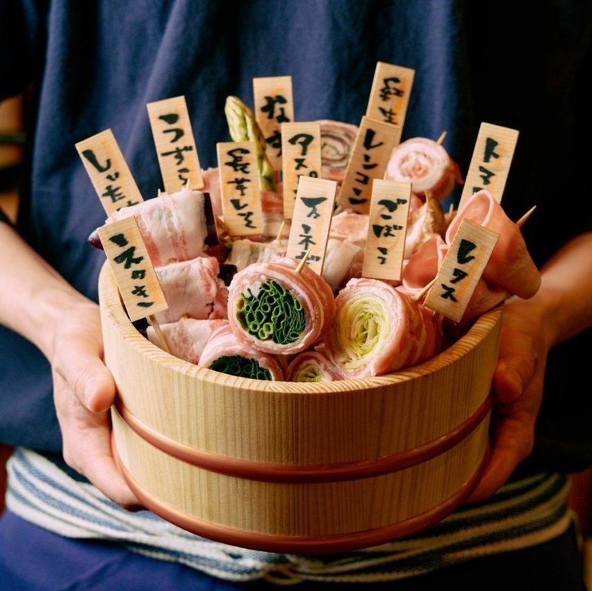Enjoy SPF pork skewers wrapped in vegetables and tender domestic beef motsunabe with a selection of sake.