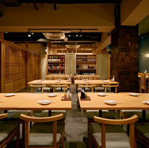 The connecting table seats can also accommodate large group banquets, and can be used for a variety of occasions, such as company welcome and farewell parties and parties with friends.The sophisticated Japanese-style interior creates a special atmosphere, allowing even large groups to relax comfortably.The quiet and warm space will help you create wonderful memories.