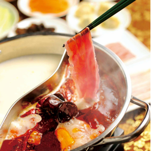 Even people who don't like spicy food can enjoy it! Mandarin duck pot set 3,280 yen