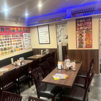 広々とした8名様テーブルは、会社の飲み会やご家族・ご友人との集まりに最適。テーブルをつなげたレイアウトで、みんなで料理を囲みながらワイワイ楽しめます♪