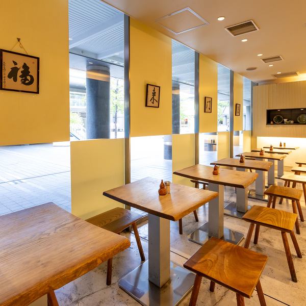 店内には木の温もりを感じるテーブル席が並び、落ち着いた雰囲気で大型宴会にも対応可能です。自然素材を活かした空間は、和の趣を大切にしながらも開放感があり、ゆったりと過ごせます。宴会や会食にも最適なレイアウトで、女性やお一人様にも入りやすい雰囲気です。