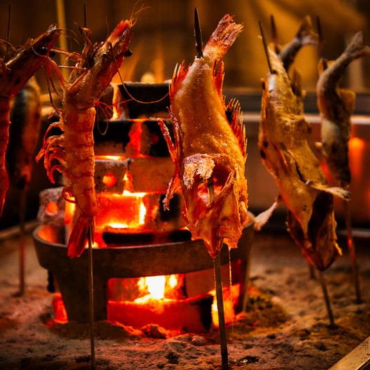 炭火の香ばしさと旨みを存分に楽しめる『炉ばた焼き』をどうぞ！