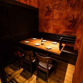 4名~6様席のテーブルをご用意しております。ゆとりあるボックス席はお友達や家族、カップルで盛り上がるのに最適♪