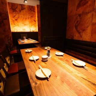 広いテーブル席でみんなで楽しめる♪会社仲間・家族・地元仲間…誰と来ても楽しめる空間をご用意しております♪昼宴会にもご利用ください