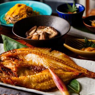 【含无限畅饮】适合各种聚会！本店招牌炉端烧和刺身拼盘。鲭鱼寿司等[8道菜] 2小时6,000日元