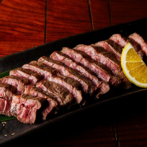 香ばしい炭火の香りが食欲をそそる「黒毛和牛」の炉端焼