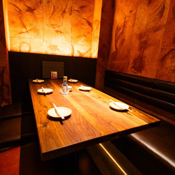 落ち着いた店内で厳選した日本酒を合わせて。音・香り・炎に包まれながら、特別な一皿とお酒はいかがでしょうか、心も身体も満たされる特別なお時間を是非、お楽しみください。