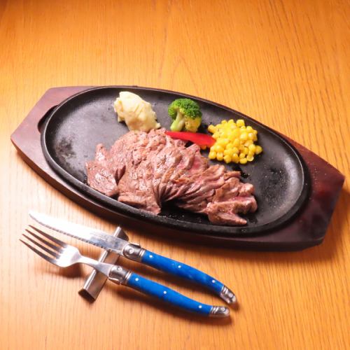 鉄板のこだわり肉が主役！