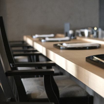 和の情緒にモダンスタイルが融合した、落ち着いた大人の雰囲気漂う店内。照明やインテリアはもちろん、器やカトラリーなど隅々までこだわり抜いて完成した極上の空間をぜひご堪能ください。モダンながらも親しみやすい和空間で、デートや会食、仕事帰りの一杯にも、素敵なひとときをお過ごしください。