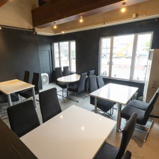 当店では、女子会やママ友会にぴったりなテーブル席を4卓ご用意しております。明るく華やかな雰囲気の中で、選りすぐりの食材を使った美味しい料理を楽しみながら、心ゆくまでおしゃべりに花を咲かせていただけます。特別なひとときを、ぜひこの素敵な空間でお過ごしください。