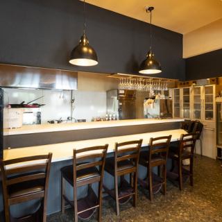 当店のカウンター席は、お一人様でもお気軽にご利用いただける心地よい空間です。お仕事帰りのサク飲みから、ゆったりとしたお食事まで、幅広いメニューをご用意しております。スタッフが目の前で仕上げる料理を楽しみながら、特別なひとときをお過ごしください。