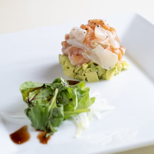 サーモンと白身魚のカルパッチョ～アボカドタルタルにのせて～