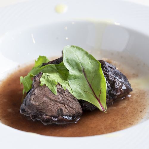 エゾシカすね肉の赤ワイン煮込み