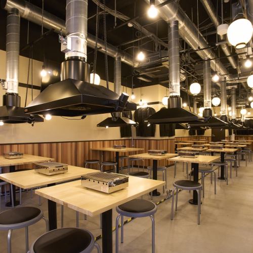 2名でも4名でもお使いいただきやすいテーブルを店内中央に完備♪