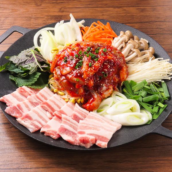 肉から出る旨味が他の具材との調和を生み出す「タッカンマリ」、冷凍せず提供する「生サムギョプサル」など