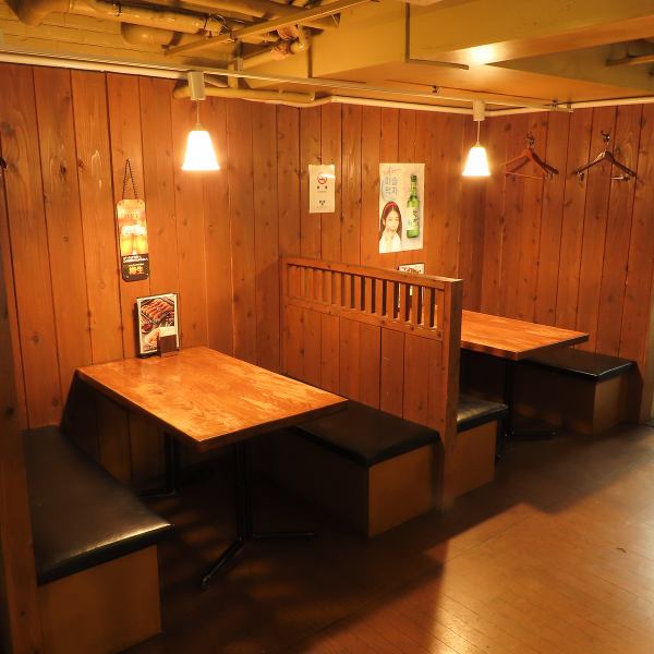 アットホームな雰囲気で、肩肘張らずゆっくりとお食事を楽しんでいただけます。広々とした6名席と4名席のテーブル席は、飲み会に最適。大人数のご宴会には貸切も可能。