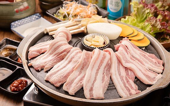新鮮な状態の国産豚を使った「生サムギョプサル」専門店