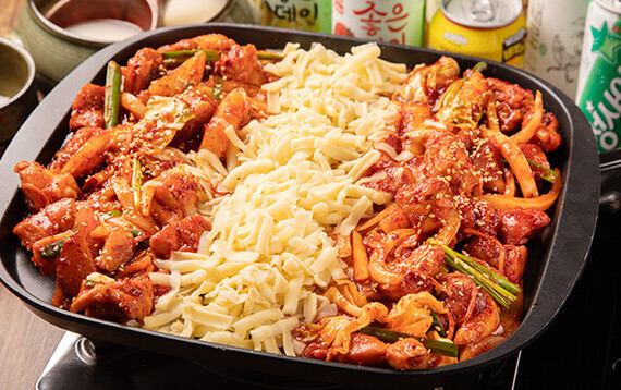 韓国料理の定番「チーズタッカルビ」は外せません。お酒も豊富。