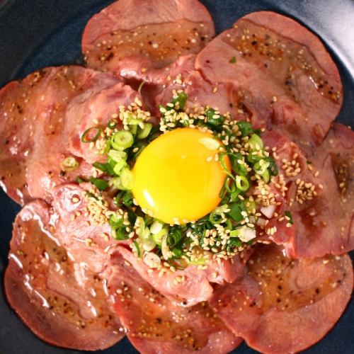 Grilled beef tongue with salt and green onion, Yukhoe style