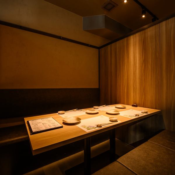 総席数<80席>の広々とした店内は、レイアウトも自由自在！2名様～団体様までご案内可能！貸切でのご予約も承っておりますので、お気軽にお問い合わせください。飲み放題付のお得なプランも多数ご用意しております。