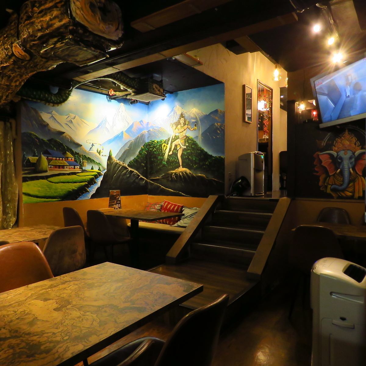 南アジア料理を堪能できるユニークなお店。壁一面には絵画も。