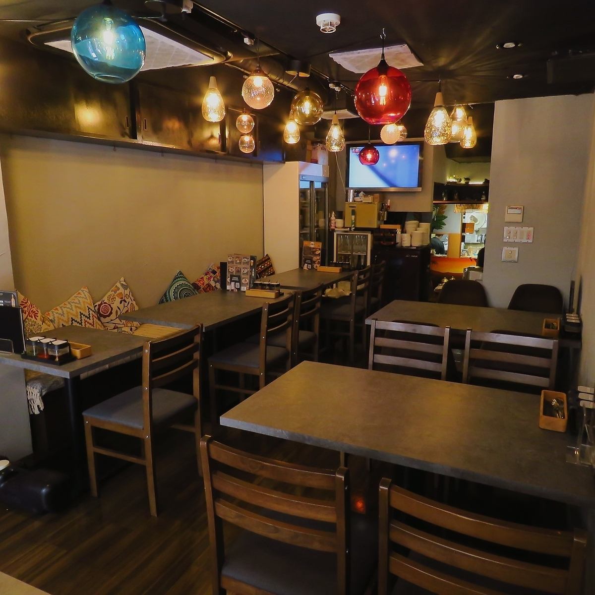 夜は照明が落ちて雰囲気も一層大人びた中でお食事を楽しめます♪