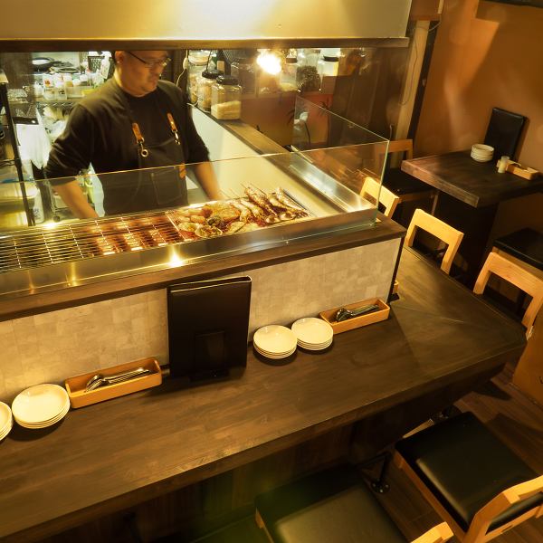 職人の豪快な手捌きを特等席で。目の前の焼き台から立ち上る香ばしい香りと熱気が、食欲をダイレクトに刺激します。お一人様やデートに最適なこの席は、焼き上がるまでの時間さえも贅沢なエンターテインメントに。炭火の温もりを感じながら、旨い酒と一対一で向き合う、大人の至福時間をプロデュースします。