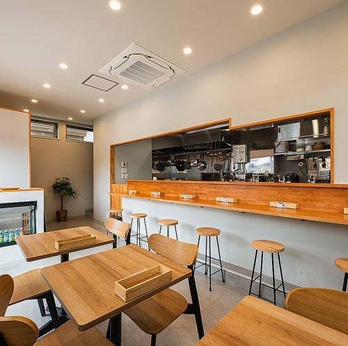 木の温もり溢れるアットホームな店内。