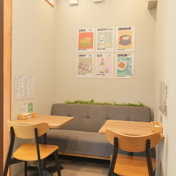 カフェのような木の温もり溢れるお洒落な空間。シンプルなのに上質な店内で本格的な韓国料理をお楽しみいただけます！女子会、記念日、誕生日などのシーンで活躍できること間違いなし！お席に限りがあるのでご予約はお早めに♪