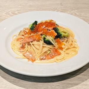 燻製サーモンとブロッコリーのクリームソース(Special イクラをたっぷり）
