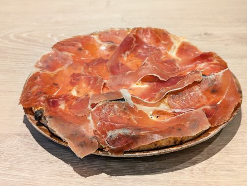 贅沢に縁まで生ハム