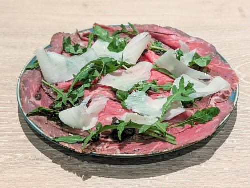 牛カルパッチョ(低温調理)トリュフソース/ロディジャーノチーズ