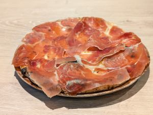 贅沢に縁まで生ハム