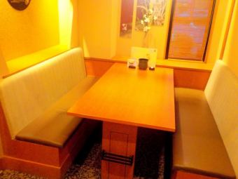 The table seats for 4 people are soft sofa seats where you can sit comfortably under calm lighting.The entrance is a semi-private room type divided by a curtain.